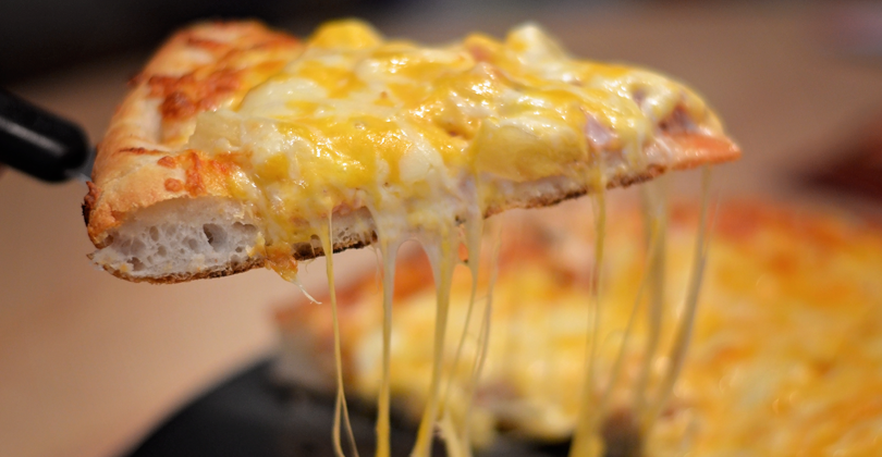 Pizza com exagero de queijo, um exemplo de PornFoods.