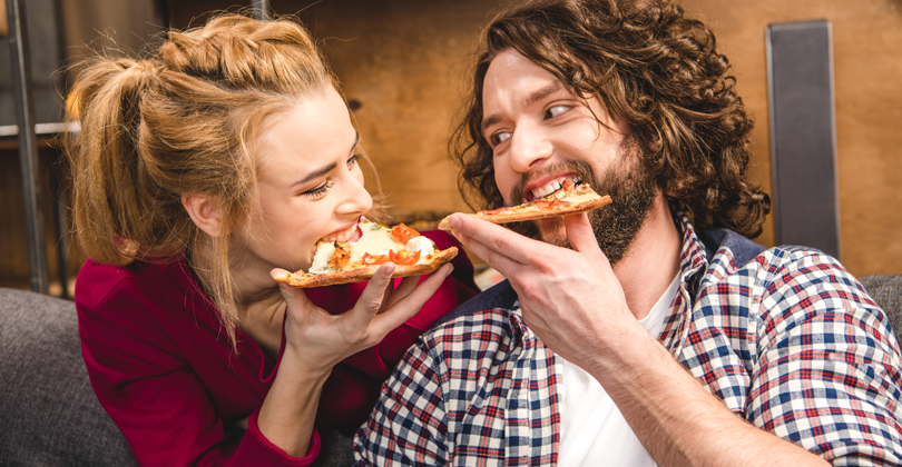 Dia dos Namorados - Casal apaixonado comendo pizza