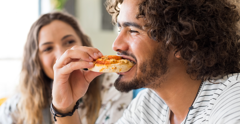 Brasileiro não resistindo à uma pizza - sem novidades. Como Aumentar as Vendas da sua Pizzaria em Plena Crise