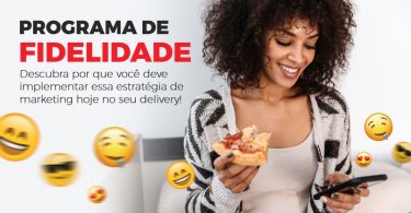 Mulher negra feliz comendo pizza e mexendo no celular, com emojis saindo pela tela.